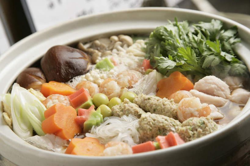 无人,横图,俯视,室内,特写,白天,烹饪,萝卜,胡萝卜,蔬菜,厨具,新鲜,锅子,砂锅,陶瓷,韭菜,菌菇,香菇,日本料理,料理,食品,蓬蒿,陶瓷制品,菌类,锅,菜肴,美食,食物,日式料理,日式,食用菌,佳肴,有机食品,绿色食品,锅具,起阳草,烹饪用具,茼蒿,韭,山韭,长生韭,春菊,茼蒿菜,烹调用具,红萝卜,甘荀,烹调,彩图,高角度拍摄