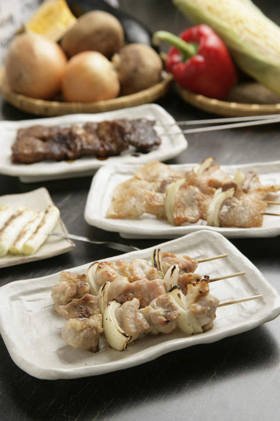 无人,竖图,俯视,室内,特写,白天,烹饪,餐桌,桌子,辣椒,蔬菜,土豆,洋葱,餐具,阴影,朦胧,模糊,新鲜,反射,碟子,盘,影子,鸡肉,肉,日本料理,料理,食品,菜肴,美食,肉类,食物,盘子,碟,日式料理,日式,佳肴,有机食品,绿色食品,餐台,玉葱,烧鸡,肉食,彩椒,辣角,红海椒,大椒,辣虎,广椒,馍馍蛋,荷兰葱,圆葱,洋芋,洋葱头,甜椒,柿子椒,山药蛋,球葱,马铃薯,辣子,海椒,番椒,灯笼椒,葱头,彩图,高角度拍摄,黄洋葱,照烧鸡