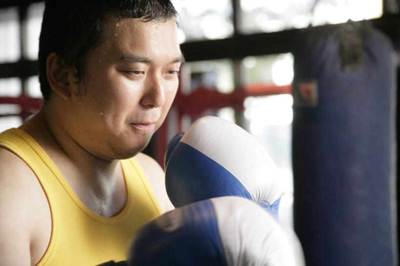 东方人,一个人,健身房,站,笑,微笑,横图,室内,白天,正面,安全,亚洲,仅一个男性,仅一个人,仅一个中年男性,服装,朦胧,模糊,背心,防护,拳击手套,注视,黄种人,运动器械,衣服,手套,观察,看,站着,健身器械,服饰,观看,保护,察看,衣着,穿着,关注,沙袋,保险,健身器材,拳击袋,保全,周全,安稳,安定,防护手套,衣饰,平安,男人,男性,中年男性,亚洲人,站立,半身,彩图,健身馆,运动器材