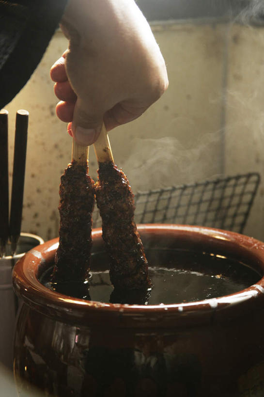 东方人,手,一个人,竖图,室内,特写,白天,正面,烹饪,雾,厨具,亚洲,仅一个男性,仅一个人,仅一个中年男性,握,沸腾,朦胧,模糊,蒸汽,炖锅,锅子,陶瓷,鸡肉,肉,日本料理,料理,食品,陶瓷制品,水蒸气,雾气,拿,拿着,黄种人,锅,菜肴,美食,肉类,竹签,食物,一个,日式料理,日式,手部,握着,佳肴,单个,锅具,单手,气体,烧鸡,肉食,烹饪用具,取食签,蒸发,男人,男性,中年男性,亚洲人,烹调用具,烹调,半身,彩图,照烧鸡