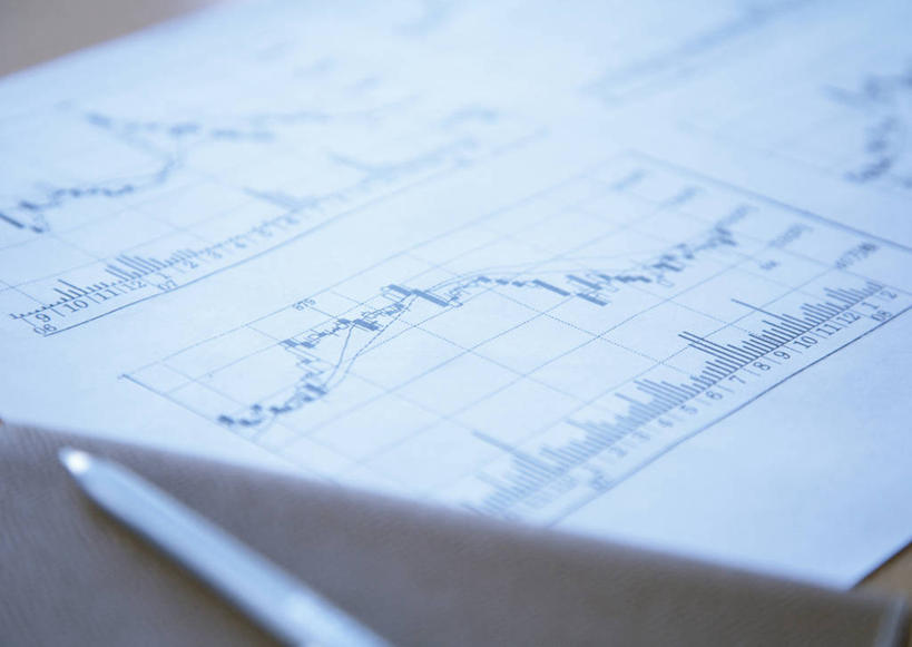 无人,横图,俯视,室内,特写,白天,数据,桌面,桌子,静物,朦胧,模糊,分析,曲线,木制,笔,图表,办公用品,表格,水笔,文具,木制品,学习用品,K线图,文具用品,统计,一支,折线,指标,销售,目标,业绩,折线图,K线,蜡烛图,彩图,高角度拍摄