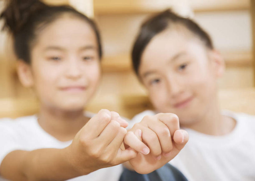 东方人,儿童,小指,两个人,伙伴,朋友,坐,笑,微笑,横图,室内,特写,白天,正面,友谊,纯洁,柜子,亚洲,阴影,服装,裤子,朦胧,模糊,反射,拉钩,影子,储物柜,注视,牛仔裤,休闲装,黄种人,小孩,衣服,白色,观察,看,拉勾,手势,休闲,同学,手指,休闲服,可爱,童年,童趣,服饰,观看,誓言,察看,校友,储存,关注,童真,烂漫,无邪,同窗,学友,诺言,许诺,约定,打勾勾,储备,蕴藏,贮备,天真,友情,女孩,女人,女性,亚洲人,坐着,半身,彩图,贮存,女生