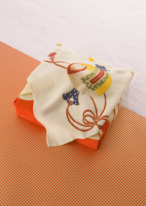 无人,竖图,俯视,室内,特写,白天,静物,阴影,花纹,日本文化,装饰,反射,布,图案,影子,布纹,文化,一个,摄影,影棚,单个,华丽,修饰,布匹,点缀,衬托,美观,雅致,雅观,风吕敷,包袱布,彩图,高角度拍摄,影棚拍摄,拍摄