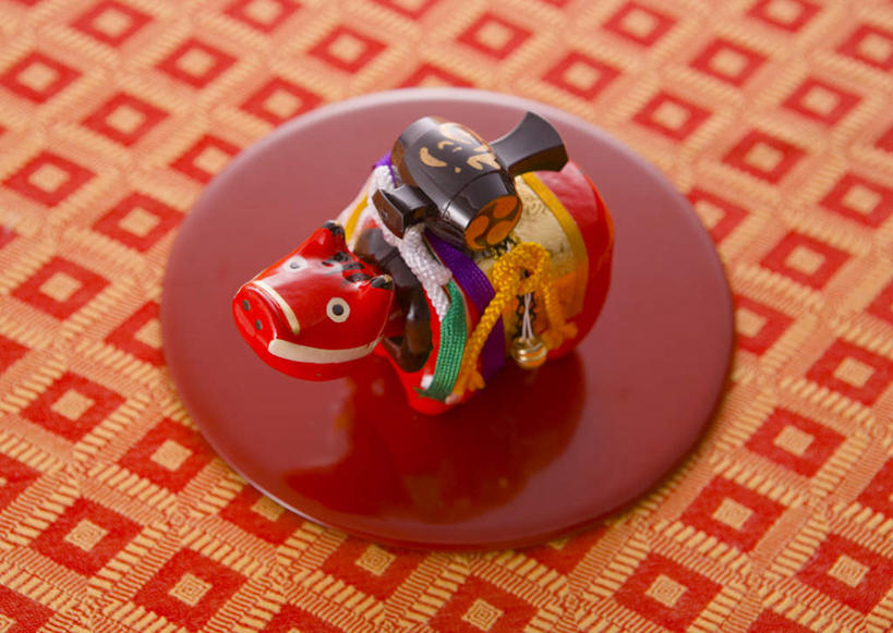 无人,横图,俯视,室内,特写,白天,静物,雕塑,阴影,艺术,装饰,反射,雕刻,雕像,方格,格子,影子,红色,脸谱,工艺品,纪念,华丽,修饰,美术,点缀,主题,陈列,功能,美学,衬托,美观,雅致,雅观,彩图,高角度拍摄