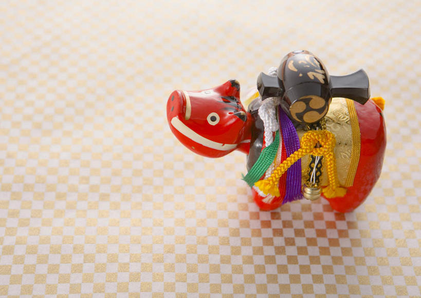 无人,横图,俯视,室内,特写,白天,静物,雕塑,阴影,艺术,装饰,反射,雕刻,雕像,影子,红色,脸谱,工艺品,摄影,影棚,纪念,华丽,修饰,美术,点缀,主题,陈列,功能,美学,衬托,美观,雅致,雅观,彩图,高角度拍摄,影棚拍摄,拍摄