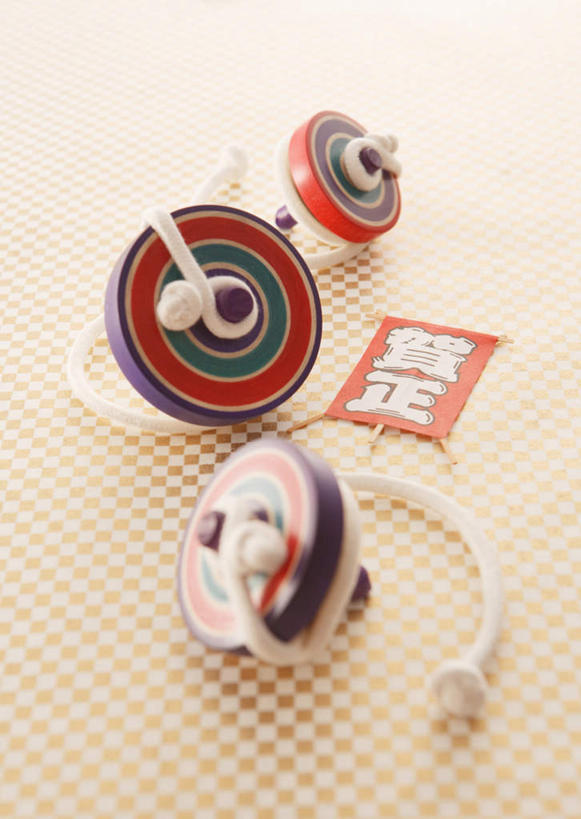 无人,竖图,俯视,室内,特写,白天,游戏,静物,阴影,反射,日文,标志,文字,影子,字符,玩,娱乐,标识,三个,陀螺,休闲,益智,活动,发泄,消遣,智力,宣泄,日语,陀罗,干乐,冰尜,打老牛,独乐,玩耍,嬉戏,彩图,高角度拍摄