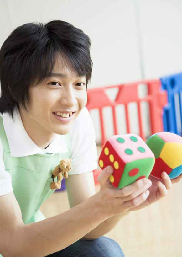 东方人,一个人,教师,蹲,笑,微笑,露齿笑,竖图,室内,白天,正面,工作服,制服,游戏,赌博,贪欲,竞争,玩具,亚洲,仅一个男性,仅一个人,握,骰子,围裙,墙,教育,拿,玩,拿着,注视,黄种人,娱乐,刺激,墙壁,墙面,球,仅一个年轻男性,白色,观察,看,幼师,休闲,球体,握着,幼儿园,观看,活动,察看,发泄,关注,消遣,学前教育,智力,赌具,色子,投机,侥幸,欲望,投子,宣泄,工作制服,幼稚园,蒙养园,育儿机构,男人,男性,年轻男性,亚洲人,老师,蹲着,玩耍,嬉戏,半身,彩图,工作套服,幼儿教师,胜负,输赢