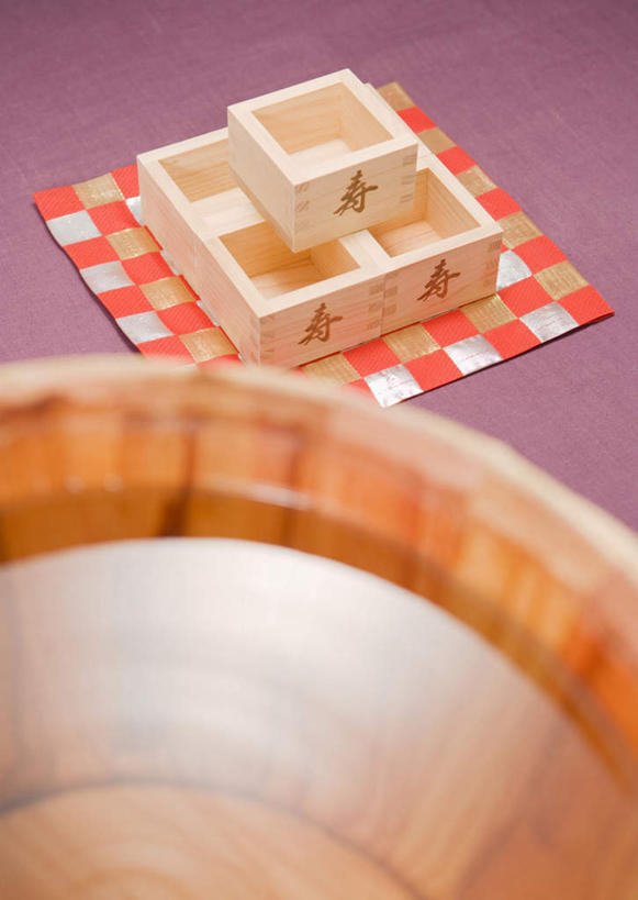 清酒,无人,竖图,俯视,室内,特写,白天,水,阴影,紫色背景,朦胧,模糊,反射,木桶,桶,液体,影子,水滴,漩涡,酒类,酒,饮料,容器,垫子,摄影,影棚,储藏,储存,彩图,高角度拍摄,影棚拍摄,拍摄,贮存