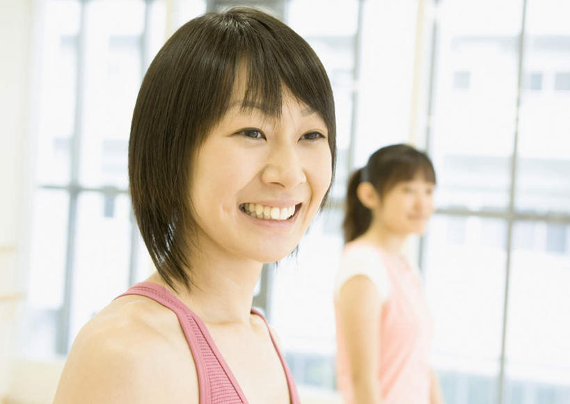 东方人,两个人,健身房,站,笑,微笑,露齿笑,横图,室内,白天,侧面,锻炼,瑜伽,运动,窗户,落地窗,亚洲,服装,朦胧,模糊,背心,扭头,注视,黄种人,玻璃窗,衣服,观察,看,站着,转头,教练,养生,服饰,观看,察看,衣着,穿着,关注,衣饰,锻练,体育,年轻女性,女人,女性,亚洲人,站立,半身,彩图,健身,健身馆