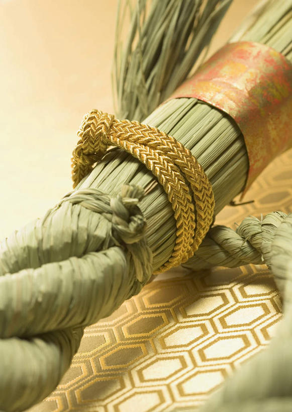 无人,竖图,俯视,室内,特写,白天,静物,阴影,黄色背景,节日,反射,影子,文化,传统,草绳,绳子,祈祷,健康,许愿,摄影,信仰,影棚,纪念,绳索,祈求,注连绳,稻草绳,平安,彩图,高角度拍摄,影棚拍摄,拍摄