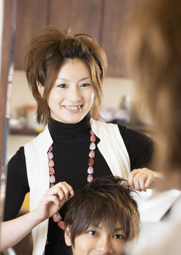 东方人,两个人,理发师,商店,站,坐,笑,微笑,露齿笑,竖图,室内,白天,镜子,亚洲,握,服装,朦胧,模糊,梳子,注视,休闲装,黄种人,商铺,背面,衣服,日用品,观察,看,站着,休闲,休闲服,握着,服饰,观看,理发店,镜像,察看,镜面,关注,美发店,美容店,美发用品,市肆,商号,男人,男性,年轻男性,年轻女性,女人,女性,亚洲人,发型师,理发员,美发师,站立,坐着,半身,彩图,店铺