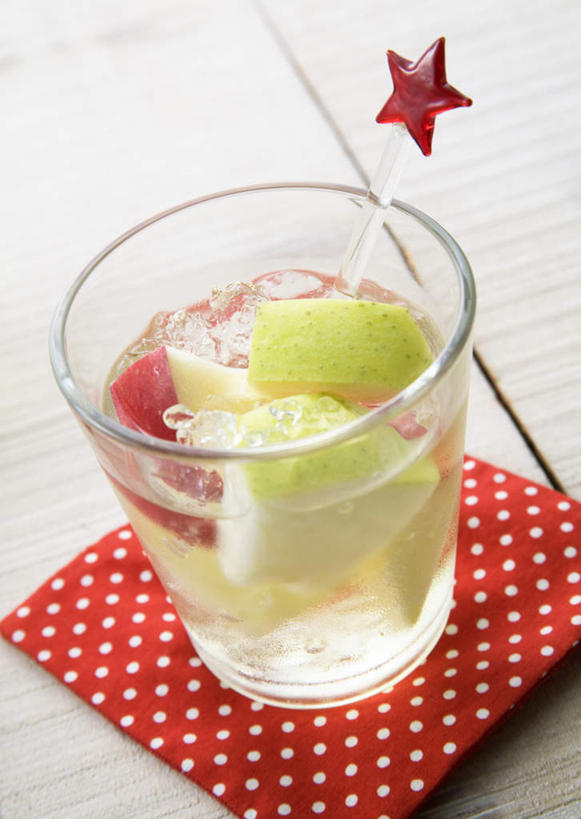 无人,竖图,俯视,室内,特写,白天,桌面,桌子,苹果,杯子,水果,玻璃,阴影,新鲜,透明,反射,木制,影子,冰,星星,生食,食品,果实,杯垫,清凉,冷冻,玻璃制品,食物,一个,红色,玻璃棒,木制品,水杯,垫子,冷饮,青苹果,舒服,星形,寒冷,有机食品,绿色食品,刨冰,冷藏,单个,沙冰,解暑,解渴,五角形,舒爽,消暑,保鲜,玻棒,玻璃杯,五角星,彩图,高角度拍摄