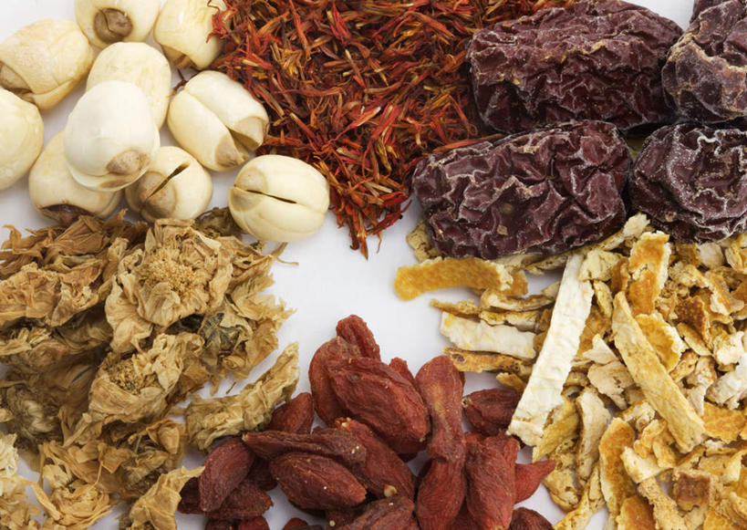 无人,横图,俯视,室内,白天,白色背景,植物,当归,一堆,许多,堆叠,堆积,果实,根,草药,药草,中药,摄影,影棚,堆,枸杞子,枸杞,药材,中草药,中药材,本草,苟起子,枸杞豆,枸杞果,血杞子,惜别,不舍,情有独钟,红药,将离,婪尾春,离草,犁食,没骨花,芍药,余容,云归,西当归,秦归,岷当归,彩图,高角度拍摄,影棚拍摄,拍摄,白花芍药,白芍,白芍药