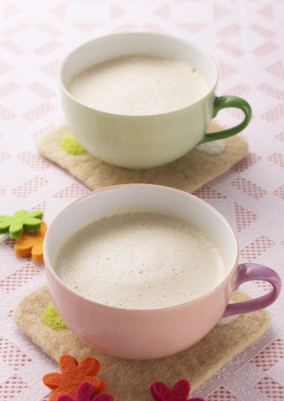 咖啡,无人,竖图,俯视,室内,特写,白天,幸福,桌面,桌子,杯子,阴影,装饰,盛开,反射,木制,布料,瓷器,影子,卡布奇诺,杯垫,咖啡杯,陶瓷制品,两杯,花蕾,布纹,娱乐,桌布,花,花瓣,花朵,鲜花,饮料,两个,餐巾,木制品,垫子,台布,花苞,花蕊,享受,休闲,温馨,放松,乐趣,华丽,修饰,点缀,提神,舒适,瓷杯,醒脑,衬托,美观,雅致,雅观,软饮料,卡布奇诺咖啡,卡布基诺,餐桌布,彩图,高角度拍摄,卡布基诺咖啡