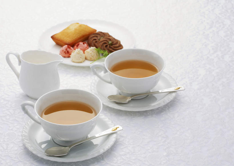 点心,无人,横图,俯视,室内,特写,白天,白色背景,下午茶,桌面,桌子,杯子,餐具,金属制品,阴影,反射,金属,木制,瓷器,碟子,壶,盘,影子,勺子,奶茶,食品,咖啡杯,陶瓷制品,饮品,水壶,食物,糕点,饮料,两个,盘子,茶壶,木制品,容器,调羹,碟,汤匙,摄影,影棚,可口,瓷杯,适口,彩图,高角度拍摄,影棚拍摄,拍摄,波霸奶茶,珍珠奶茶,蛋糕