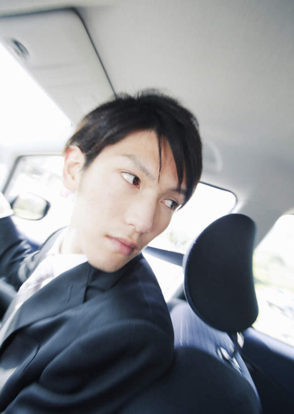 东方人,一个人,商务人士,商务男性,坐,竖图,室内,白天,侧面,衬衫,机器,仪器,窗户,汽车,亚洲,仅一个男性,仅一个人,套装,领带,扭头,注视,黄种人,设备,玻璃窗,车,仅一个年轻男性,车窗,方向盘,交通工具,轿车,观察,驾驶,看,行驶,转头,观看,操纵,控制,察看,象征,庄重,关注,载具,商务装,身份,工薪阶层,操控,正式,地位,把持,男人,男性,年轻男性,亚洲人,白领,上班族,坐着,半身,彩图,衬衣