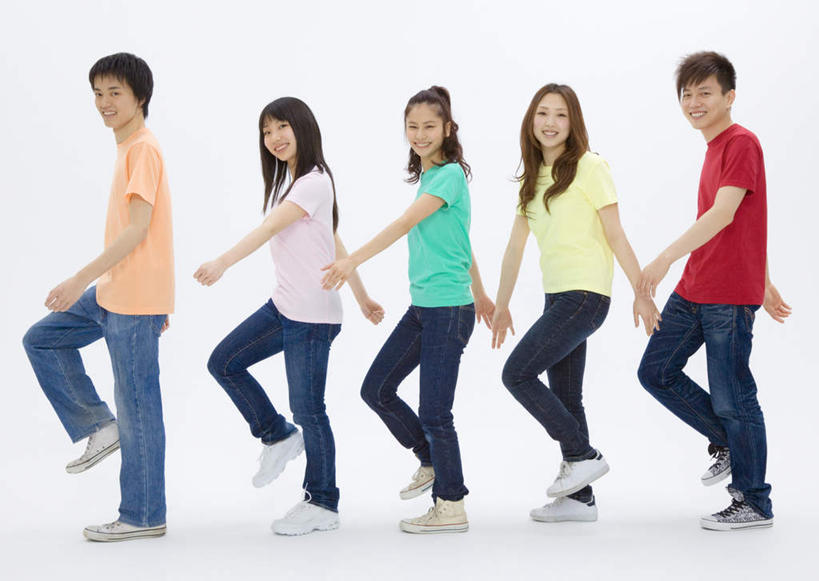 东方人,伙伴,朋友,站,笑,微笑,露齿笑,横图,彩色,室内,白天,白色背景,侧面,爱情,锻炼,友谊,运动,亚洲,五个人,一排,服装,裤子,整齐,许多人,浪漫,扭头,注视,牛仔裤,休闲装,黄种人,排列,衣服,观察,看,站着,转头,一群人,休闲,温暖,温馨,休闲服,恩爱,恋人,摄影,服饰,影棚,观看,五颜六色,有氧运动,色彩斑斓,和睦,察看,队列,关注,五彩缤纷,五彩斑斓,五光十色,高抬腿,体育,友情,男人,男性,年轻男性,年轻女性,女人,女性,亚洲人,情侣,站立,彩图,全身,影棚拍摄,健身,拍摄,伴侣,融洽