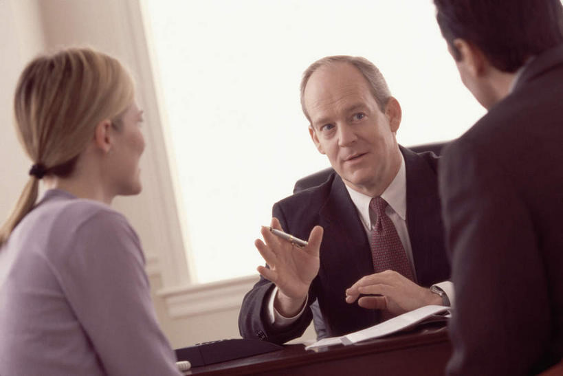 西方人,背部,三个人,商务人士,商务男性,办公室,坐,说,横图,室内,白天,正面,衬衫,讨论,窗户,家具,桌子,欧洲,欧洲人,握,套装,笔,材料,档案,文件,纸,办公桌,墙,办公用品,领带,拿,拿着,注视,水笔,玻璃窗,相视,墙壁,墙面,文具,手稿,学习用品,资料,观察,看,面对面,握着,观看,对视,文具用品,证明,察看,互视,象征,庄重,关注,文档,相对,商务装,身份,工薪阶层,相看,办公家具,正式,地位,交流,男人,男性,女人,女性,中年男性,中年女性,白种人,白领,上班族,沟通,讲话,交谈,商讨,说话,谈话,坐着,半身,彩图,衬衣