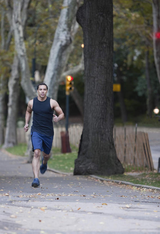 西方人,一个人,跑,竖图,室外,白天,正面,运动服,运动鞋,锻炼,运动,植物,道路,路,鞋子,欧洲,非洲,黑人,欧洲人,仅一个男性,仅一个人,服装,小路,交通,注视,树,树木,仅一个年轻男性,衣服,绿色,自然,观察,看,服饰,生长,成长,观看,休闲鞋,察看,衣着,穿着,关注,衣饰,体育,男人,男性,年轻男性,非洲人,跑步,彩图,全身,健身,运动装