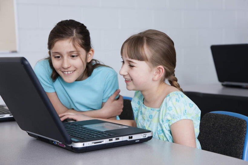 西方人,儿童,两个人,伙伴,朋友,坐,笑,微笑,露齿笑,横图,室内,白天,正面,友谊,纯洁,电脑,笔记本电脑,桌子,椅子,欧洲,欧洲人,敲打,服装,网络,注视,休闲装,输入,通讯设备,书桌,小孩,衣服,课桌,打字,观察,看,休闲,教室,同学,休闲服,可爱,童年,童趣,服饰,观看,点击,敲击,察看,无线,课堂,校友,关注,通信设备,无线网络,无线上网,便携式电脑,童真,烂漫,无邪,同窗,学友,天真,友情,按键,手提电脑,女孩,女人,女性,白种人,坐着,半身,彩图,女生