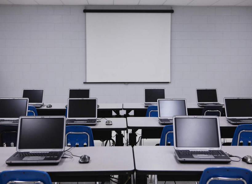 无人,横图,室内,白天,正面,电脑,笔记本电脑,仪器,桌子,椅子,一排,许多,整齐,并列,并排,网络,墙,投影仪,很多,设备,通讯设备,书桌,墙壁,墙面,排列,课桌,教室,无线,课堂,队列,通信设备,无线网络,平行,投影机,无线上网,便携式电脑,手提电脑,彩图