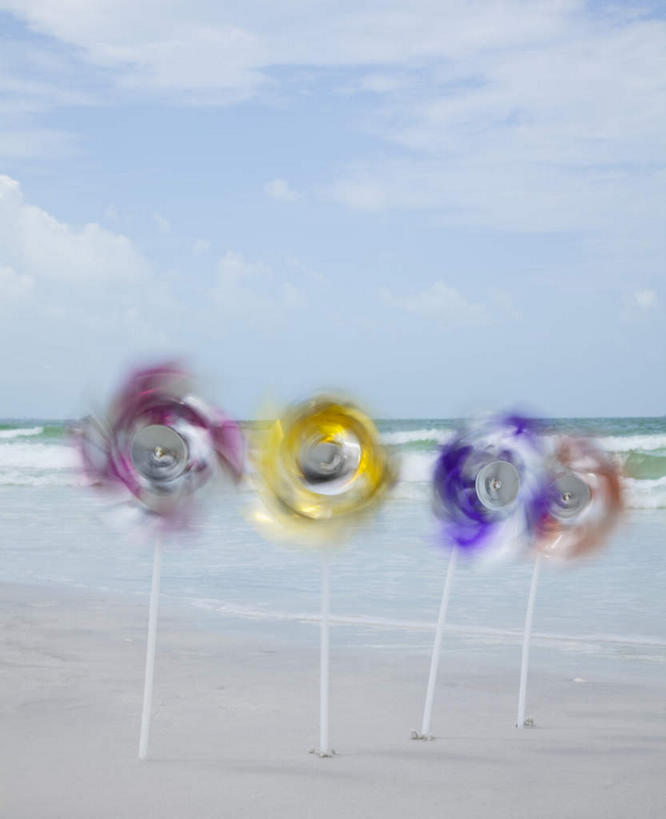 无人,竖图,室外,特写,白天,正面,快乐,自由,幸福,海浪,海洋,美景,沙滩,风车,玩具,一排,朦胧,模糊,整齐,沙子,海岸,景观,浪花,云,云朵,沙地,云彩,娱乐,排列,蓝色,白云,蓝天,天空,自然,海水,天,四个,休闲,喜庆,景色,活力,晴朗,希望,吉祥,象征,队列,自然风光,和平,梦想,海景,忠诚,进取,灵动,勇敢,勤奋,团结,幸运,大海,风浪,海,海水的波动,海滩,近岸浪,涌浪,晴空,彩图