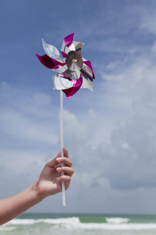 西方人,儿童,手,一个人,竖图,室外,特写,白天,仰视,快乐,自由,幸福,纯洁,海浪,海洋,风车,玩具,欧洲,欧洲人,仅一个女性,仅一个人,握,阴影,光线,影子,浪花,云,云朵,拿,云彩,拿着,娱乐,一个,小孩,蓝色,白云,蓝天,天空,阳光,海水,天,仅一个小孩,休闲,喜庆,手部,活力,可爱,童年,童趣,握着,晴朗,单个,希望,单手,吉祥,象征,和平,梦想,海景,童真,烂漫,无邪,忠诚,进取,灵动,勇敢,勤奋,天真,团结,幸运,女孩,女人,女性,白种人,孩子,大海,风浪,海,海水的波动,近岸浪,涌浪,晴空,半身,彩图,低角度拍摄,女生