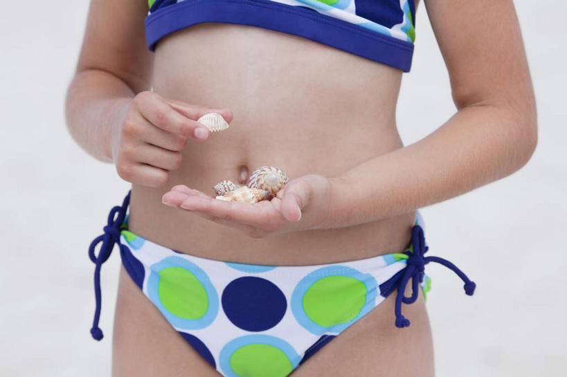 西方人,儿童,手,一个人,站,横图,室外,特写,白天,正面,泳装,比基尼,纯洁,沙滩,贝壳,欧洲,欧洲人,双手,仅一个女性,仅一个人,握,沙子,海岸,沙地,拿,拿着,小孩,站着,仅一个小孩,手部,可爱,童年,童趣,握着,童真,烂漫,无邪,天真,女孩,女人,女性,白种人,孩子,贝类外壳,海螺壳,软体动物外壳,海滩,站立,半身,彩图,三点式,泳衣,女生