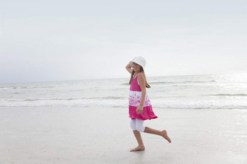 西方人,儿童,一个人,走,笑,微笑,露齿笑,横图,室外,白天,侧面,裙子,纯洁,海浪,海洋,沙滩,帽子,欧洲,欧洲人,仅一个女性,仅一个人,阴影,连衣裙,光线,沙子,影子,海岸,浪花,沙地,注视,小孩,蓝色,蓝天,天空,阳光,海水,遮阳帽,天,观察,看,仅一个小孩,可爱,童年,童趣,晴朗,观看,察看,关注,海景,童真,烂漫,无邪,万里无云,天真,女孩,女人,女性,白种人,孩子,大海,风浪,海,海水的波动,海滩,近岸浪,涌浪,晴空,晴空万里,步行,散步,走路,彩图,全身,女生