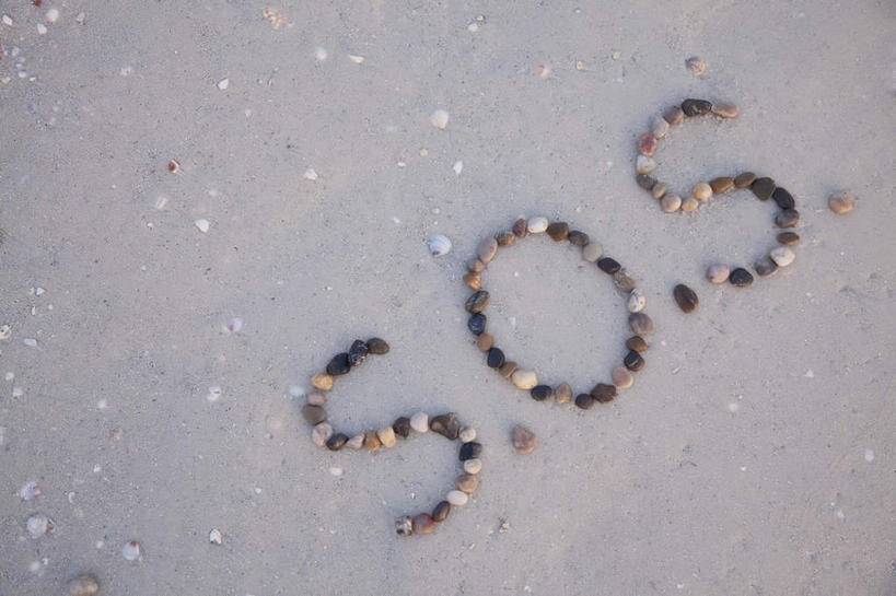 无人,横图,俯视,室外,特写,白天,石头,沙滩,一排,整齐,英文,标志,沙子,石子,文字,字符,字母,海岸,沙地,标识,排列,三个,鹅卵石,英文字母,队列,救援,按摩石,救济,营救,海滩,石块,彩图,高角度拍摄