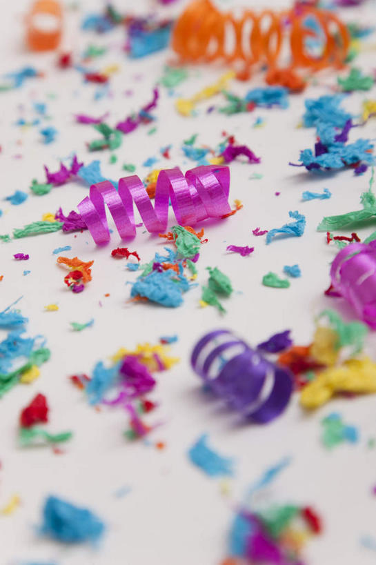 无人,竖图,俯视,彩色,室内,特写,白天,白色背景,静物,阴影,朦胧,模糊,庆祝,装饰,反射,影子,纸屑,摄影,影棚,五颜六色,华丽,修饰,碎纸,庆贺,点缀,祝贺,五彩缤纷,碎纸条,衬托,美观,雅致,雅观,绚烂,五彩纸屑,彩图,高角度拍摄,影棚拍摄,拍摄