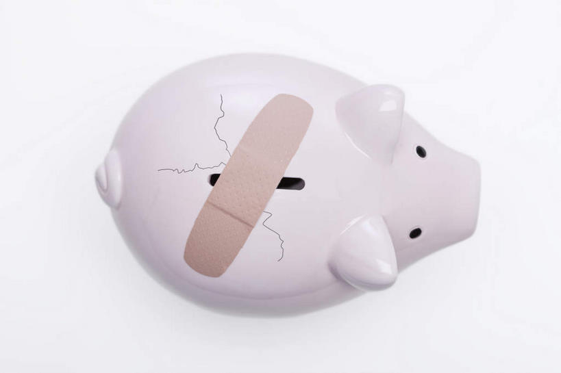 无人,横图,俯视,室内,特写,白天,白色背景,静物,阴影,反射,影子,破坏,破损,一个,容器,医疗用品,储蓄罐,器皿,治疗,储蓄,存钱,金融,理财,摄影,影棚,经济,单个,损坏,医疗,医疗设备,资金,存钱罐,胶布,存款,流通,贸易,贮钱罐,储钱罐,扑满,止血,苯扎氯铵贴,绷带,创可贴,彩图,高角度拍摄,影棚拍摄,拍摄