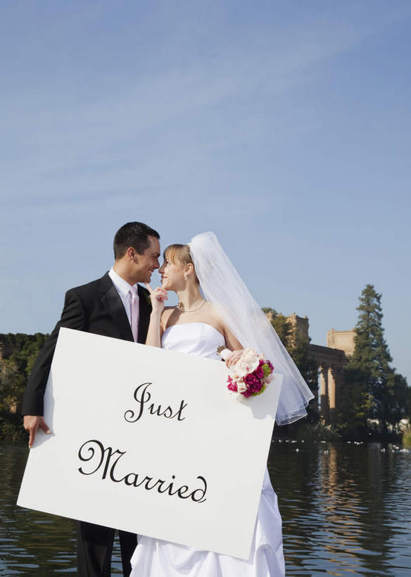 西方人,家庭,夫妻,新娘,新郎,站,闭眼,吻,竖图,室外,白天,正面,婚纱,衬衫,西装,爱情,婚礼,快乐,幸福,纯洁,热情,河流,水,指示牌,玫瑰,项链,欧洲,欧洲人,握,阴影,波纹,套装,头纱,正装,庆祝,盛开,光线,英文,标志,捧花,手捧花,文字,影子,字符,字母,河水,水流,玫瑰花,领带,涟漪,结婚,浪漫,花蕾,职业装,标识,广告,装饰品,花,花瓣,花朵,鲜花,蓝色,蓝天,水纹,天空,阳光,饰品,首饰,波浪,花束,天,花苞,花蕊,站着,温暖,温馨,喜庆,一家人,恩爱,握着,恋人,晴朗,纪念,英文字母,和睦,感动,万里无云,水晕,尊敬,婚礼捧花,天真,刺玫花,徘徊花,男人,男性,年轻女性,女人,女性,中年男性,白种人,夫妇,情侣,晴空,晴空万里,闭眼睛,闭着眼,闭着眼睛,接吻,亲,亲吻,亲嘴,站立,半身,彩图,衬衣,婚礼服,礼服,高兴,婚礼头纱,伴侣,融洽