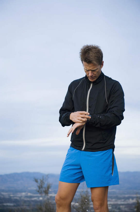 西方人,一个人,站,竖图,室外,白天,正面,运动服,美景,山,山脉,欧洲,欧洲人,仅一个男性,仅一个人,仅一个中年男性,服装,时间,时钟,手表,景观,山峰,山峦,计时,注视,衣服,蓝色,蓝天,天空,自然,钟表,群山,天,低头,观察,看,站着,表,景色,抬手,服饰,晴朗,观看,腕表,察看,衣着,穿着,关注,自然风光,万里无云,衣饰,男人,男性,中年男性,白种人,钟,晴空,晴空万里,站立,半身,彩图,运动装