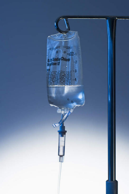 无人,竖图,室内,特写,白天,正面,静物,阴影,不锈钢,蓝色背景,朦胧,模糊,反射,不锈钢制品,影子,针管,针筒,注射,摄影,影棚,医疗,医疗设备,注射器,输液,医疗器械,打点滴,输液架,输液瓶,静脉输液,医疗用具,彩图,影棚拍摄,拍摄