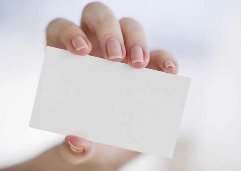 西方人,手,一个人,横图,室内,特写,白天,正面,名片,欧洲,欧洲人,仅一个女性,仅一个人,一张,握,阴影,朦胧,模糊,反射,信息,影子,联系,卡片,仅一个中年女性,手部,握着,单手,身份,名刺,名帖,交往,空白,女人,女性,中年女性,白种人,半身,彩图,商业