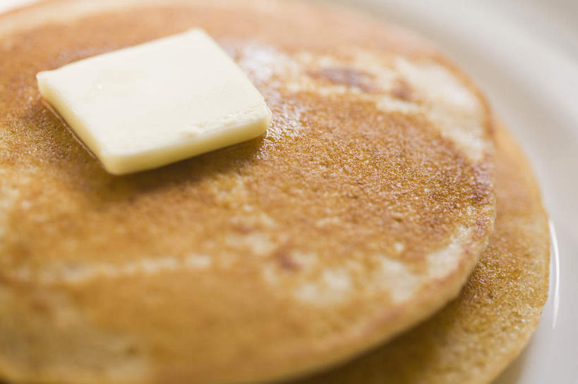 点心,煎饼,无人,横图,俯视,室内,特写,白天,白色背景,餐具,碟子,盘,黄油,食品,文化,小吃,食物,糕点,一个,盘子,碟,甜食,摄影,影棚,单个,乳制品,白脱油,薄煎饼,乳脂,彩图,高角度拍摄,影棚拍摄,拍摄,班戟,薄烤饼