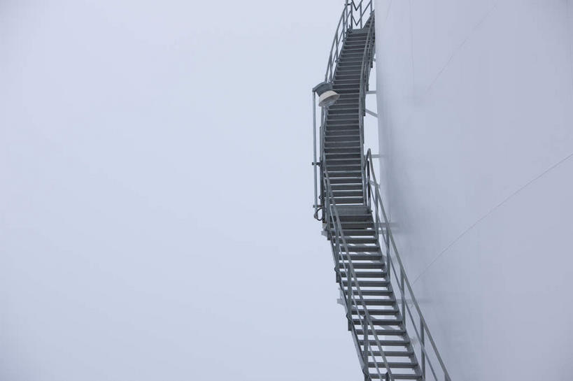 无人,工厂,栏杆,横图,室外,特写,白天,正面,楼梯,阴影,反射,扶手,影子,阶梯,墙,护栏,墙壁,墙面,台阶,白色,容器,油罐,储油罐,储藏,储存,存油罐,贮油罐,彩图,工地,制造厂,贮存