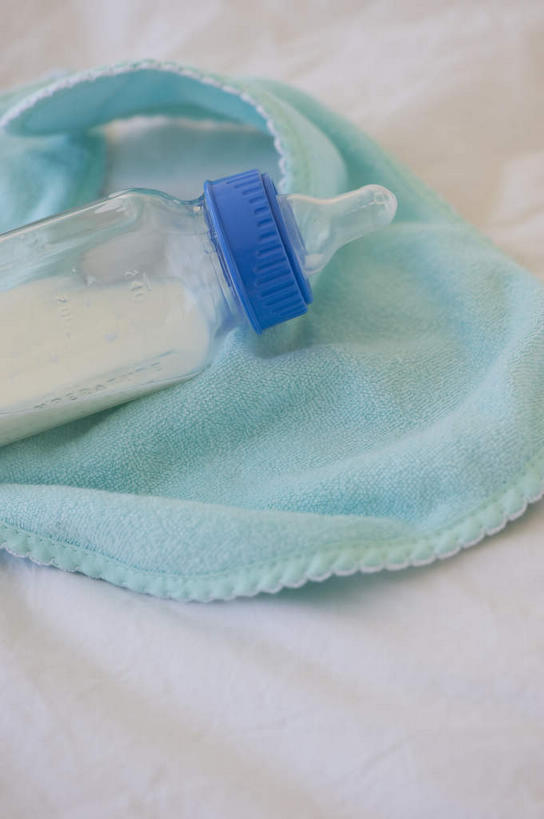 牛奶,无人,竖图,俯视,室内,特写,白天,纺织品,阴影,朦胧,模糊,装饰,反射,罐子,毛毯,毯子,影子,饮品,营养,围兜,玻璃制品,饮料,纺织,一个,蓝色,玻璃瓶,餐巾,瓶子,垫子,温暖,摄影,影棚,单个,华丽,修饰,点缀,乳制品,奶,牛乳,衬托,美观,雅致,雅观,安神,口水巾,食饭兜,婴儿围脖,婴儿围兜,彩图,高角度拍摄,影棚拍摄,拍摄