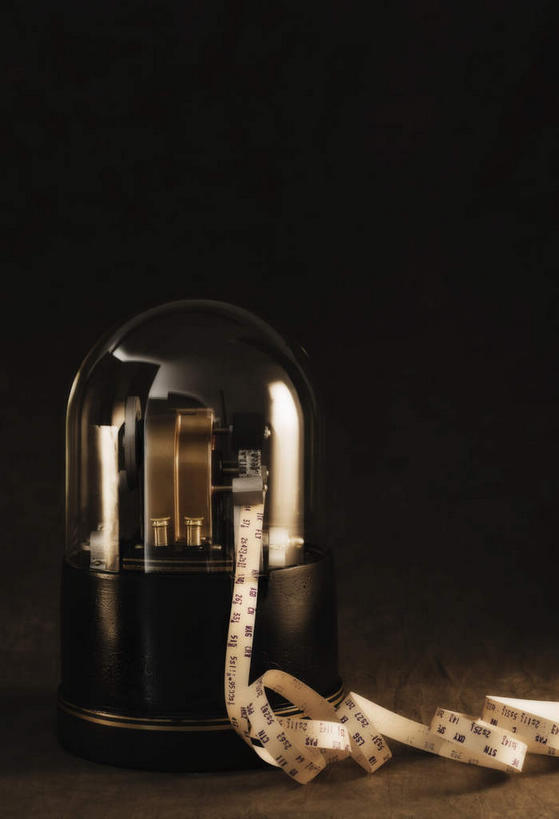 无人,竖图,室内,特写,白天,正面,股票,机器,数据,桌面,桌子,静物,阴影,黑色背景,反射,木制,材料,档案,文件,影子,纸,设备,木制品,手稿,资料,摄影,影棚,古董,证明,文档,彩图,影棚拍摄,拍摄,股票机,炒股机