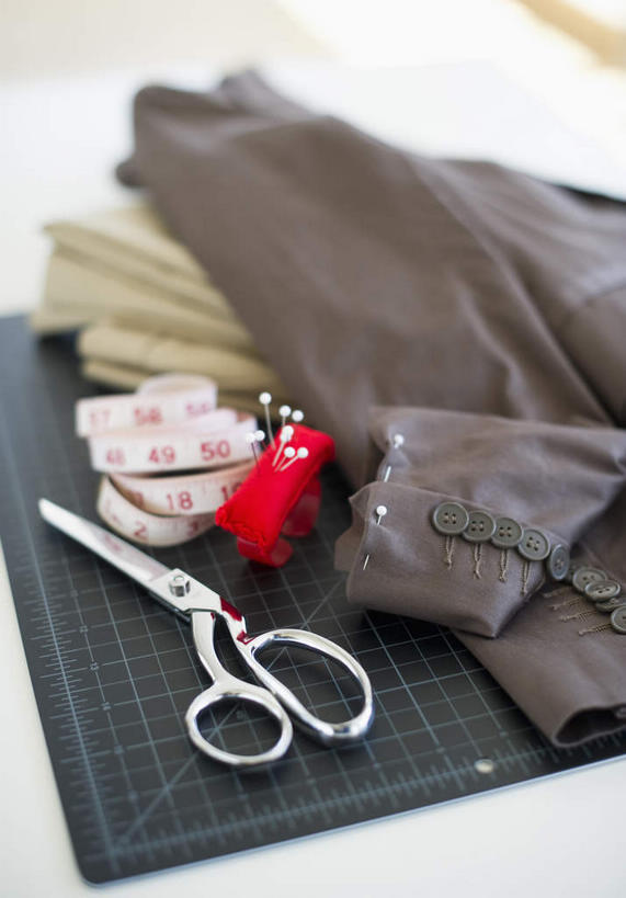 无人,竖图,俯视,室内,特写,白天,生活用品,桌面,桌子,静物,一把,一条,修剪,服装,朦胧,模糊,测量,木制,工具,剪刀,皮尺,刻度,办公用品,纽扣,文具,衣服,尺,木制品,学习用品,日用品,保养,图钉,保健,服饰,测量工具,裁剪,钮扣,文具用品,尺子,减肥,剪子,剪裁,切割,腰围尺,衣着,穿着,瘦身,量具,量仪,塑料卷尺,衣饰,彩图,高角度拍摄