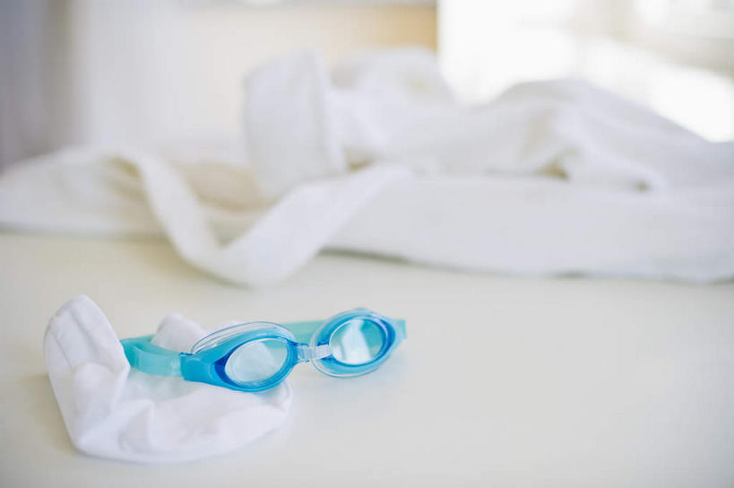 无人,横图,俯视,室内,特写,白天,浴袍,桌面,桌子,静物,帽子,一副,泳帽,朦胧,模糊,木制,眼镜,泳镜,蓝色,白色,木制品,游泳眼镜,游泳帽,一顶,彩图,高角度拍摄,汤帷子,浴衣