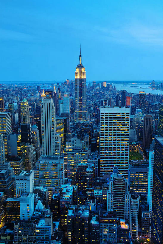 无人,高楼大厦,竖图,全景,俯视,室外,夜晚,旅游,度假,天际线,标志建筑,城市,大厦,地标,建筑,摩天大楼,纽约,美国,阴影,光线,影子,灯光,曼哈顿,娱乐,建设,蓝色,蓝天,天空,天,享受,休闲,旅游胜地,放松,北美,北美洲,美洲,帝国大厦,纽约州,帝国之州,帝国州,北亚美利加洲,亚美利加洲,帝国州大厦,彩图,高角度拍摄,大楼,高层建筑,高楼,摩天楼,曼哈顿岛