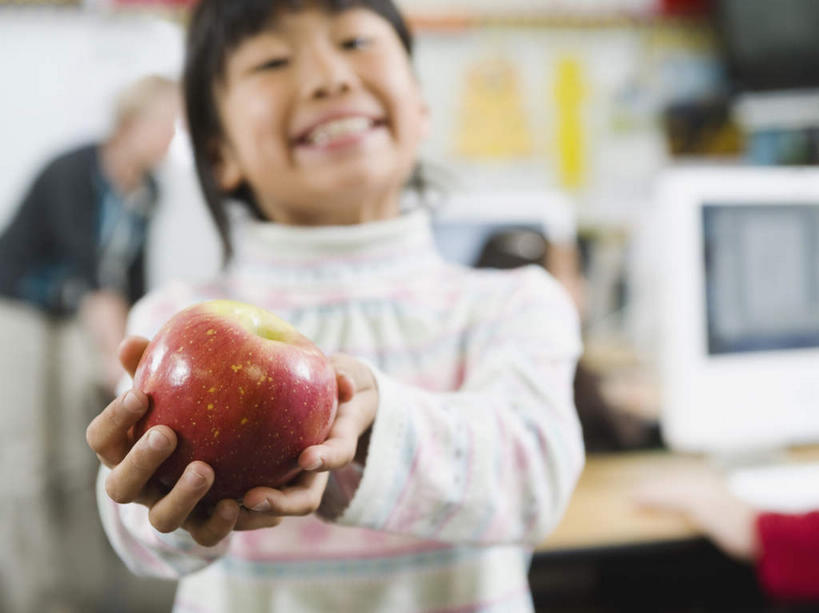 东方人,西方人,儿童,三个人,教师,学校,笑,微笑,露齿笑,横图,室内,白天,正面,纯洁,苹果,欧洲,欧洲人,亚洲,握,服装,朦胧,模糊,拿,拿着,注视,黄种人,校园,小孩,衣服,红色,灰色,红苹果,观察,看,教室,可爱,童年,童趣,握着,服饰,观看,察看,衣着,穿着,关注,童真,烂漫,无邪,衣饰,麦金托什红苹果,天真,女孩,女人,女性,中年女性,白种人,亚洲人,孩子,讲师,教授,老师,半身,彩图,女生