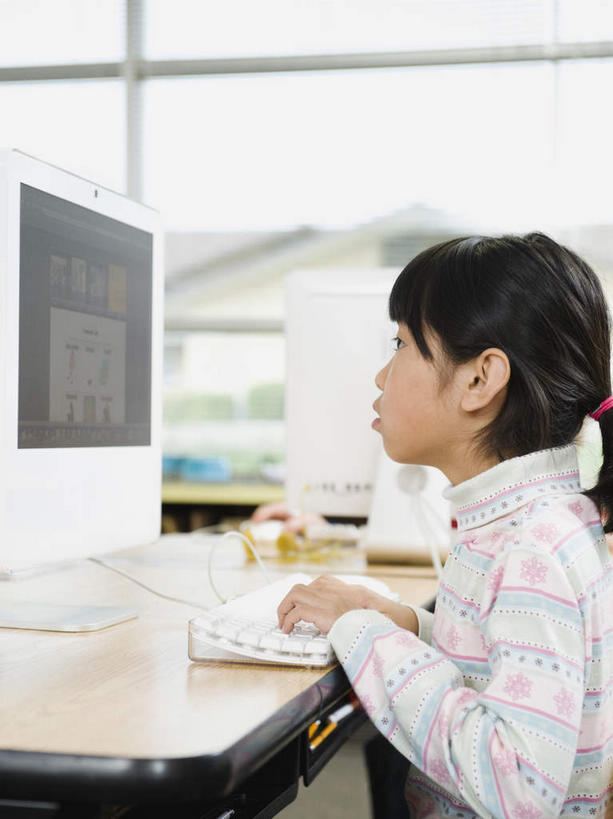 西方人,儿童,一个人,学生,学校,坐,竖图,室内,白天,正面,纯洁,电脑,显示器,鼠标,键盘,窗户,桌子,欧洲,欧洲人,仅一个女性,仅一个人,敲打,服装,网络,休闲装,输入,输入设备,通讯设备,书桌,校园,玻璃窗,小孩,衣服,课桌,打字,仅一个小孩,休闲,教室,休闲服,台式电脑,可爱,童年,童趣,服饰,点击,敲击,通信设备,童真,输出设备,烂漫,无邪,门生,天真,按键,女孩,女人,女性,白种人,孩子,坐着,半身,彩图,女生