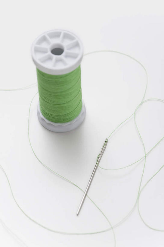 无人,竖图,俯视,室内,特写,白天,白色背景,静物,阴影,反射,线,影子,针,绿色,摄影,影棚,缝纫,缝衣针,针线,线轴,彩图,高角度拍摄,影棚拍摄,拍摄