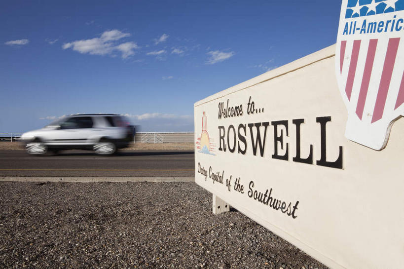 无人,横图,室外,白天,正面,旅游,度假,美景,沙漠,道路,路,公路,汽车,美国,阴影,光线,英文,标志,文字,影子,字符,字母,景观,云,云朵,分界线,停车线,交通,云彩,娱乐,标识,车,蓝色,白云,蓝天,天空,阳光,自然,交通工具,轿车,天,享受,休闲,景色,放松,晴朗,英文字母,车行道,车行道分界线,北美,北美洲,自然风光,载具,标线,美洲,新墨西哥,车行线,新墨西哥州,北亚美利加洲,亚美利加洲,迷人之地,迷人之州,大漠,砂漠,晴空,马路,彩图,罗斯威尔