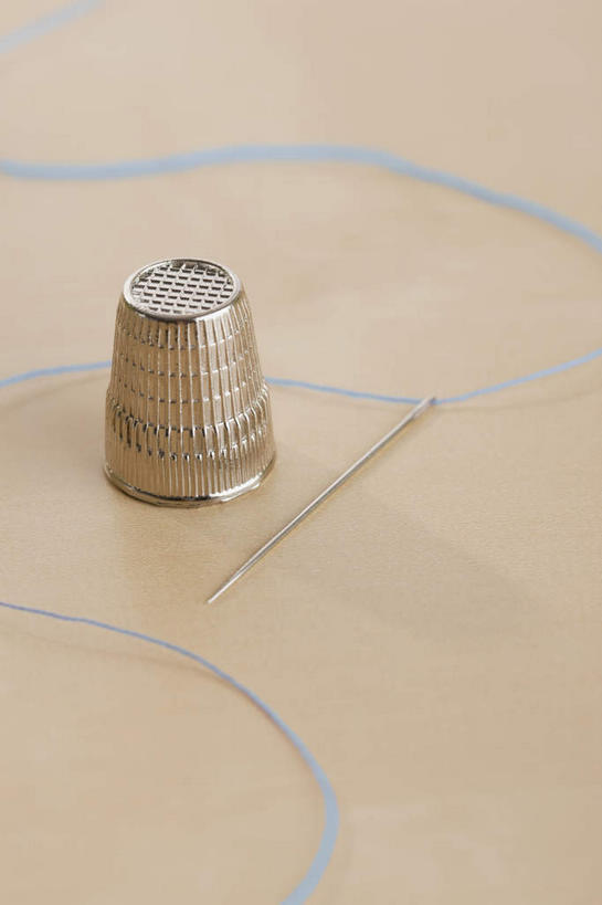 无人,竖图,俯视,室内,特写,白天,安全,静物,阴影,反射,线,影子,防护,针,一个,蓝色,摄影,影棚,单个,缝纫,保护,锋利,尖锐,缝衣针,针线,保险,尖利,顶针,保全,周全,安稳,安定,犀利,平安,彩图,高角度拍摄,影棚拍摄,拍摄