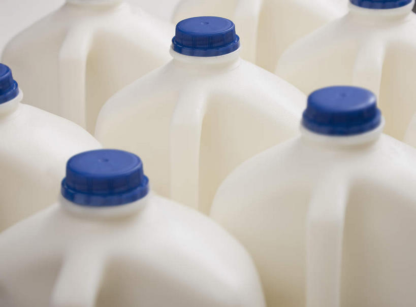 牛奶,无人,横图,俯视,室内,特写,白天,许多,阴影,反射,影子,饮品,很多,营养,饮料,蓝色,白色,瓶子,塑料制品,塑料瓶,乳制品,奶,牛乳,安神,彩图,高角度拍摄