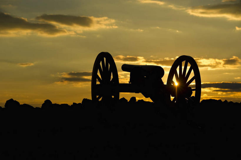 无人,横图,室外,白天,正面,旅游,度假,竞争,名胜古迹,日落,标志建筑,地标,建筑,美国,对抗,遗迹,冲突,晚霞,霞光,落日,背光,古迹,破坏,文物,娱乐,建设,古建筑,黄昏,享受,休闲,大炮,武器,旅游胜地,彩霞,放松,战争,损坏,北美,北美洲,攻击,威胁,对立,矛盾,兵器,美洲,防御,逆光,古文明,宾夕法尼亚,宾夕法尼亚州,宾州,拱顶石州,拱心石之州,宾氏林地,首府,敌对,挫败,斗争,抗拒,抗衡,北亚美利加洲,亚美利加洲,杀伤,威慑,葛底斯堡,夕照,盖茨堡国家军事公园,盖茨堡,亚当斯县,危险,夕阳,彩图,斜阳